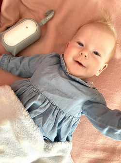 Snuza Hero MD - tragbarer Atmungsmonitor für Babys. Medizinprodukt + Pinguin der Mutige™ by Natulino Innovations. Rauschender Pinguin mit Standby-Funtion und Nachtlampeino Innovations.