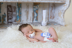 Snuza Hero MD - tragbarer Atmungsmonitor für Babys. Medizinprodukt + Pinguin der Mutige™ by Natulino Innovations. Rauschender Pinguin mit Standby-Funtion und Nachtlampeino Innovations.