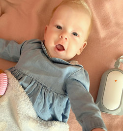 Snuza Hero MD - tragbarer Atmungsmonitor für Babys. Medizinprodukt + Pinguin der Mutige™ by Natulino Innovations. Rauschender Pinguin mit Standby-Funtion und Nachtlampeino Innovations.